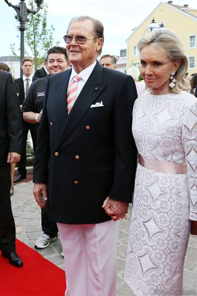Sir Roger Moore alias James Bond 007 und seiner Frau Lady Kristina Tholstrup