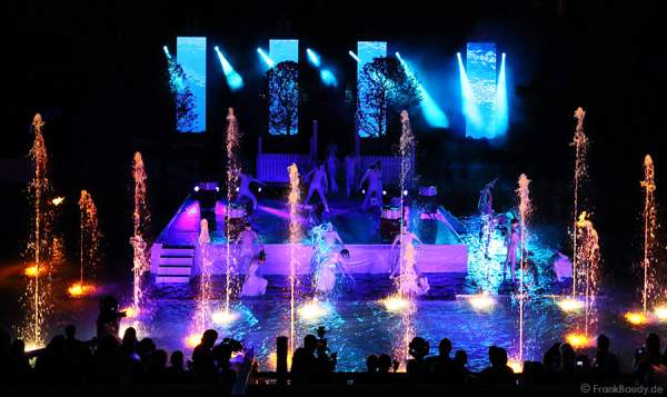 Wassershow mit Künstlern bei der Eröffnung des neuen 4-Sterne Superior Hotels Bell Rock im Europa-Park am 12. Juli 2012