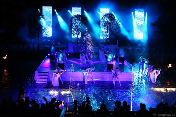 Wassershow mit Künstlern bei der Eröffnung des neuen 4-Sterne Superior Hotels Bell Rock im Europa-Park am 12. Juli 2012