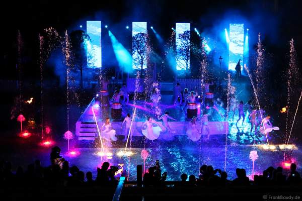 Wassershow mit Künstlern bei der Eröffnung des neuen 4-Sterne Superior Hotels Bell Rock im Europa-Park am 12. Juli 2012