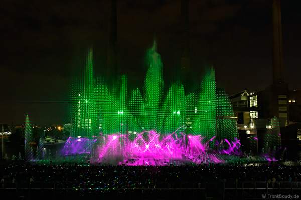 Wassershow in der Autostadt Wolfsburg 2012 im alten Hafen vor altem VW-Kraftwerk