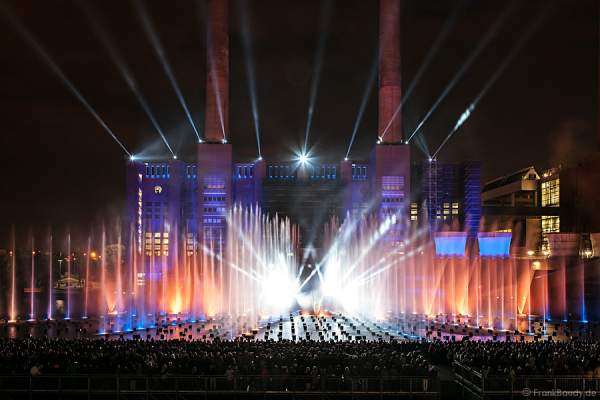 Wassershow in der Autostadt Wolfsburg 2012 im alten Hafen vor altem VW-Kraftwerk
