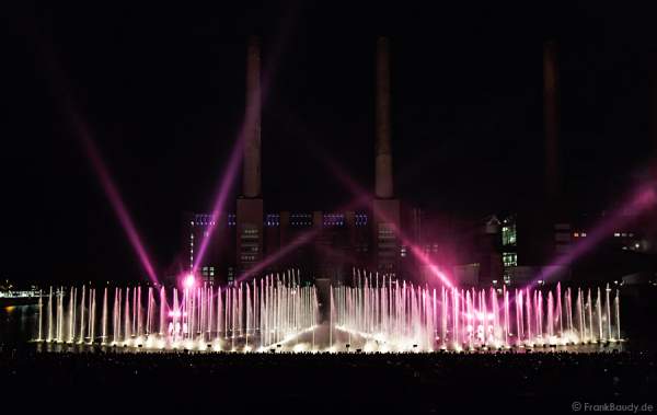 Wassershow in der Autostadt Wolfsburg 2012 im alten Hafen vor altem VW-Kraftwerk
