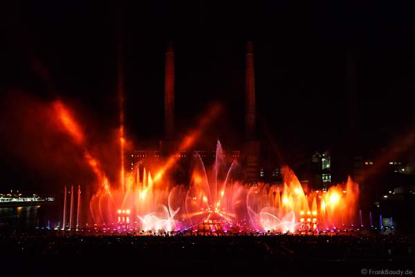 Wassershow in der Autostadt Wolfsburg 2012 im alten Hafen vor altem VW-Kraftwerk