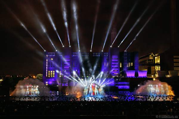 Wassershow in der Autostadt Wolfsburg 2012 im alten Hafen vor altem VW-Kraftwerk