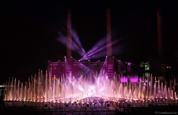 Wassershow in der Autostadt Wolfsburg 2012 im alten Hafen vor altem VW-Kraftwerk