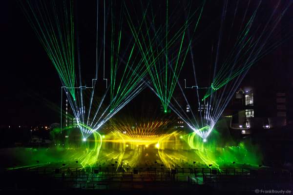 Wassershow in der Autostadt Wolfsburg 2012 im alten Hafen vor altem VW-Kraftwerk