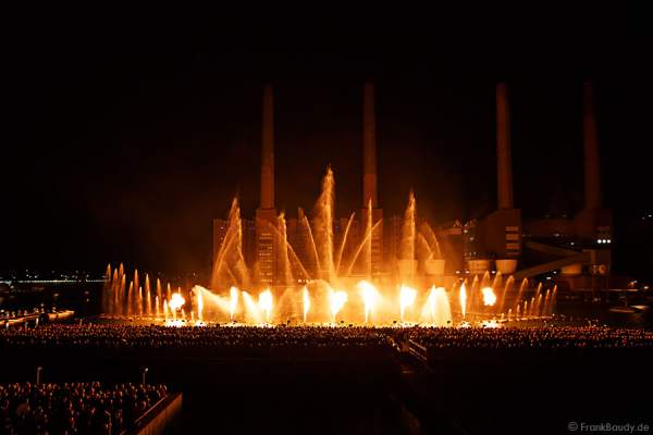Wassershow in der Autostadt Wolfsburg 2012 im alten Hafen vor altem VW-Kraftwerk