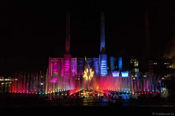 Wassershow in der Autostadt Wolfsburg 2012 im alten Hafen vor altem VW-Kraftwerk