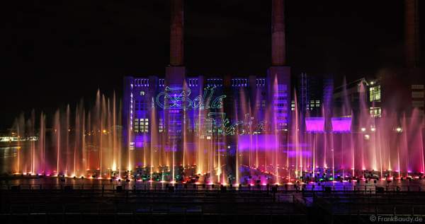 Wassershow in der Autostadt Wolfsburg 2012 im alten Hafen vor altem VW-Kraftwerk