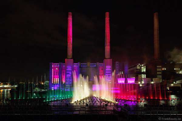 Wassershow in der Autostadt Wolfsburg 2012 im alten Hafen vor altem VW-Kraftwerk