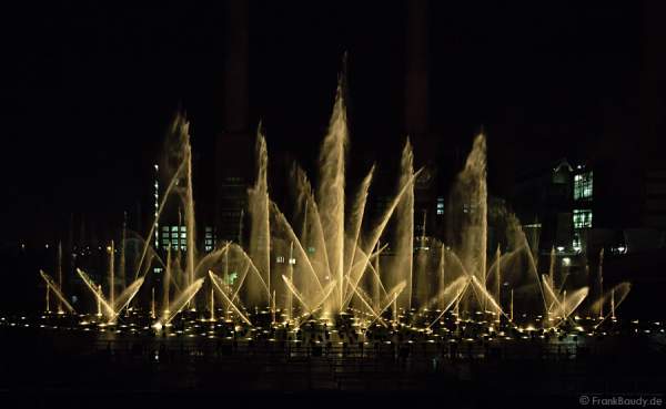 Wassershow in der Autostadt Wolfsburg 2012 im alten Hafen vor altem VW-Kraftwerk