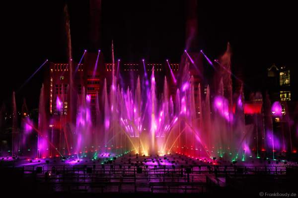 Wassershow in der Autostadt Wolfsburg 2012 im alten Hafen vor altem VW-Kraftwerk