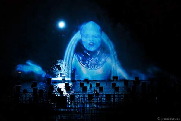 Wassershow in der Autostadt Wolfsburg 2012 im alten Hafen vor altem VW-Kraftwerk