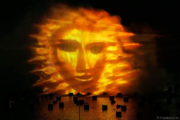 Wassershow in der Autostadt Wolfsburg 2012 im alten Hafen vor altem VW-Kraftwerk