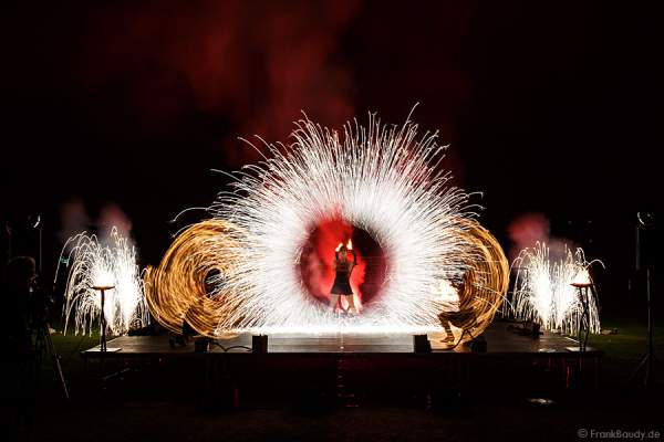 Feuershow Mystique im Schwetzinger Schlossgarten