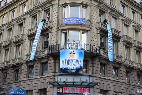 mamma-mia-ueberrascht-stuttgarter-mit-auftritt-mitten-in-der-stadt