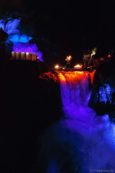 Hannes Schwarz mit Feuergeige bei seiner Feuershow am Wasserfall des Triberger Weihnachtszauber