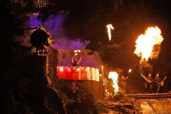 Hannes Schwarz mit Trommeln bei seiner Feuershow am Wasserfall des Triberger Weihnachtszauber
