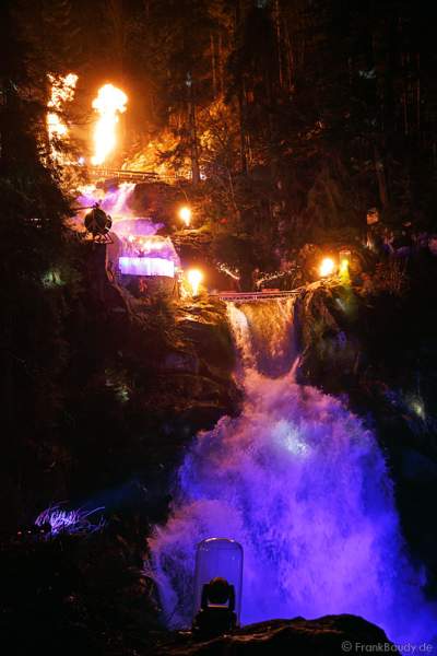 Hannes Schwarz mit Feuerexplosion bei seiner Feuershow am Wasserfall des Triberger Weihnachtszauber