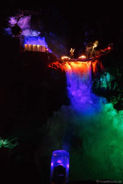 Hannes Schwarz mit Geige bei seiner Feuershow am Wasserfall des Triberger Weihnachtszauber