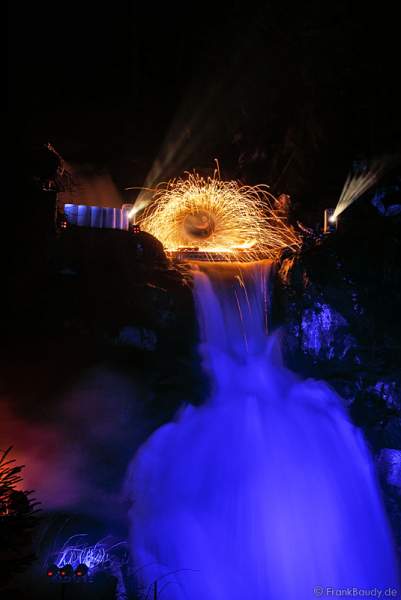 Hannes Schwarz mit Funkenregen bei seiner Feuershow am Wasserfall des Triberger Weihnachtszauber