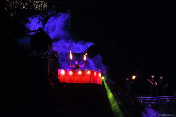 Hannes Schwarz mit Trommeln bei seiner Feuershow am Wasserfall des Triberger Weihnachtszauber