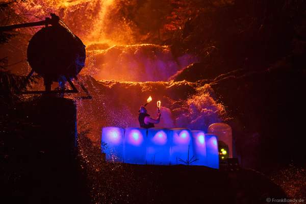 Hannes Schwarz mit Trommeln bei seiner Feuershow am Wasserfall des Triberger Weihnachtszauber