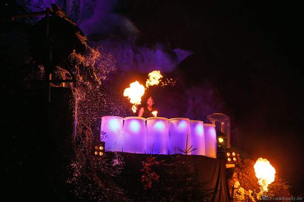 Hannes Schwarz mit Trommeln bei seiner Feuershow am Wasserfall des Triberger Weihnachtszauber