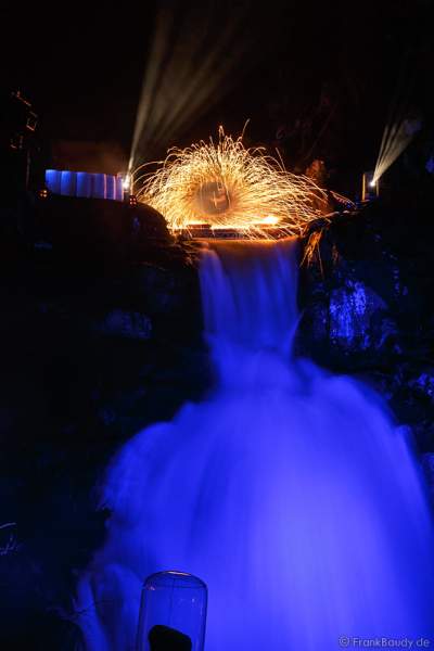 Hannes Schwarz mit Trommeln bei seiner Feuershow am Wasserfall des Triberger Weihnachtszauber