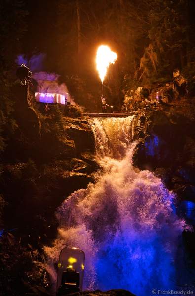 Hannes Schwarz mit Feuerlanze bei seiner Feuershow am Wasserfall des Triberger Weihnachtszauber