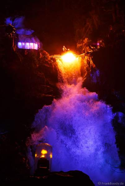 Hannes Schwarz mit Feuerlanze bei seiner Feuershow am Wasserfall des Triberger Weihnachtszauber