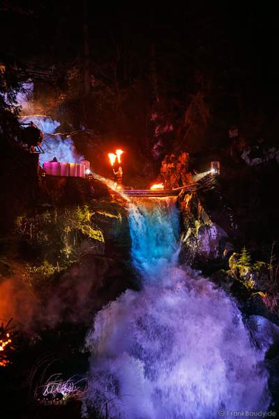 Hannes Schwarz mit Robes bei seiner Feuershow am Wasserfall des Triberger Weihnachtszauber
