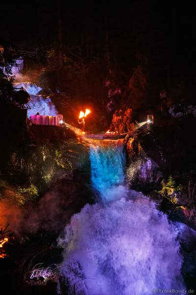 Hannes Schwarz mit Robes bei seiner Feuershow am Wasserfall des Triberger Weihnachtszauber