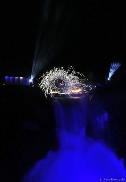 Hannes Schwarz mit Funkenpois bei seiner Feuershow am Wasserfall des Triberger Weihnachtszauber