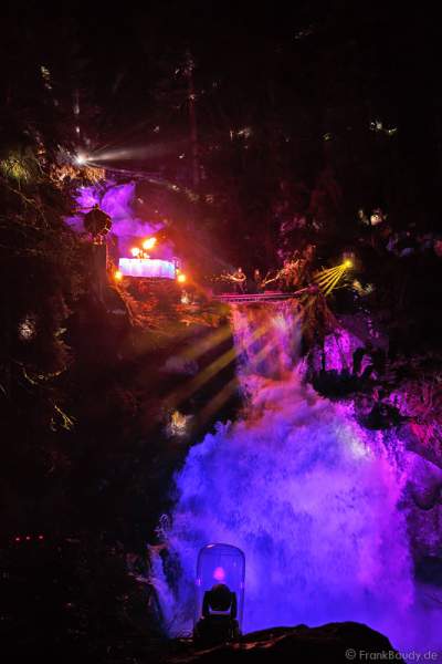 Hannes Schwarz mit Trommeln bei seiner Feuershow am Wasserfall des Triberger Weihnachtszauber