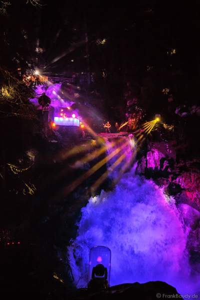 Hannes Schwarz mit Trommeln bei seiner Feuershow am Wasserfall des Triberger Weihnachtszauber