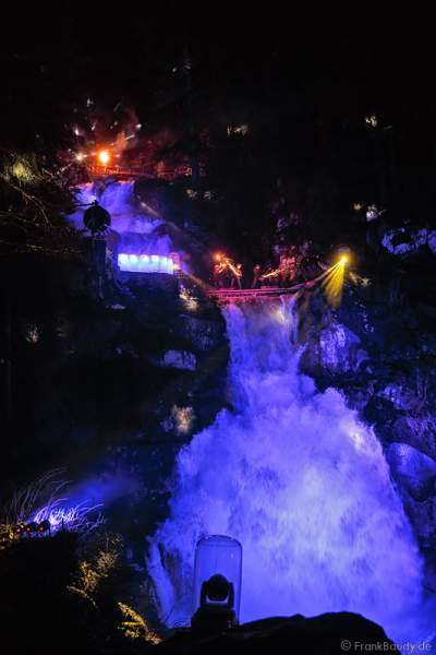 Feuershow am Wasserfall des Triberger Weihnachtszauber