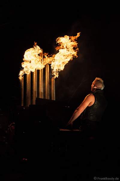 Hannes Schwarz an der Feuerorgel bei seiner Feuershow am Wasserfall des Triberger Weihnachtszauber