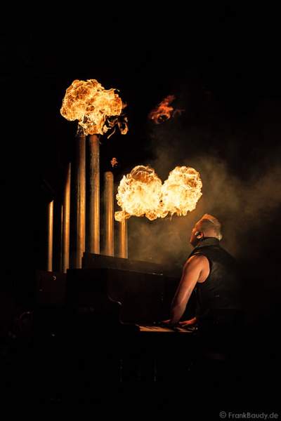 Hannes Schwarz an der Feuerorgel bei seiner Feuershow am Wasserfall des Triberger Weihnachtszauber