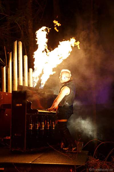 Hannes Schwarz an der Feuerorgel bei seiner Feuershow am Wasserfall des Triberger Weihnachtszauber