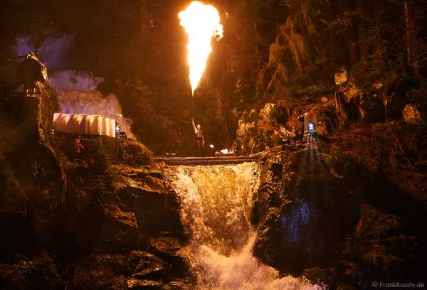Hannes Schwarz mit Feuerlanze (von Hochdruckreiniger) bei seiner Feuershow am Wasserfall des Triberger Weihnachtszauber