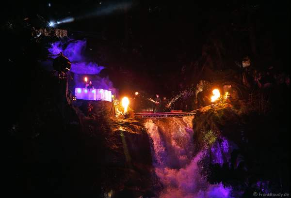 Hannes Schwarz mit Trommeln bei seiner Feuershow am Wasserfall des Triberger Weihnachtszauber