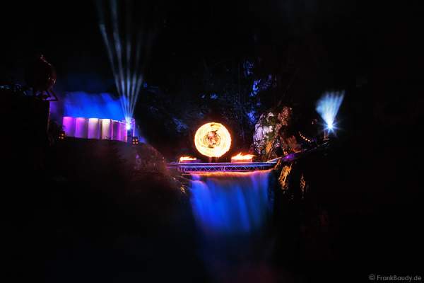 Hannes Schwarz mit brennenden Robes bei seiner Feuershow am Wasserfall des Triberger Weihnachtszauber