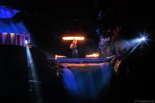 Hannes Schwarz mit Pois bei seiner Feuershow am Wasserfall des Triberger Weihnachtszauber