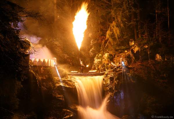 Hannes Schwarz mit Feuerlanze (von Hochdruckreiniger) bei seiner Feuershow am Wasserfall des Triberger Weihnachtszauber