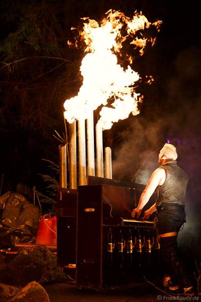 Hannes Schwarz an der Feuerorgel bei seiner Feuershow am Wasserfall des Triberger Weihnachtszauber