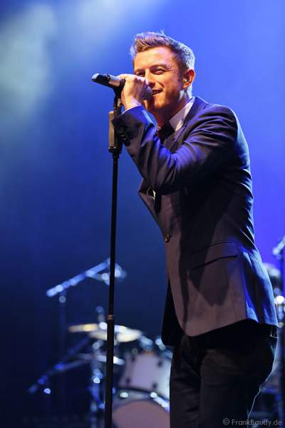 Timmy Matley, Sänger der Band THE OVERTONES beim Konzert in der Jahrhunderthalle Frankfurt