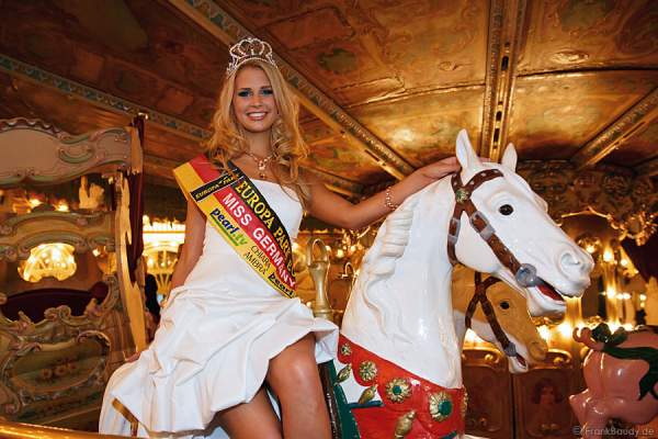 Caroline Noeding auf dem Karusell - Miss Germany 2013