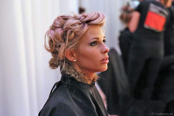 Caroline Noeding bei den Vorbereitungen - Miss Germany 2013 - Backstage